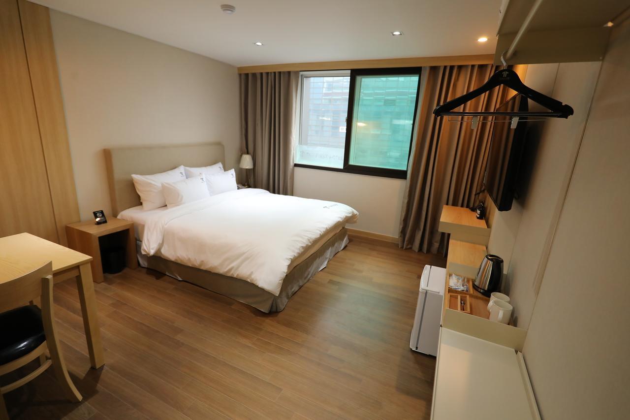 The First Hotel Changwon Exterior photo