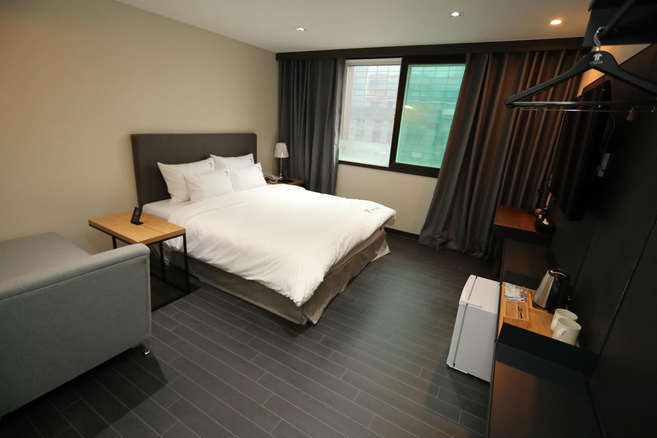 The First Hotel Changwon Exterior photo